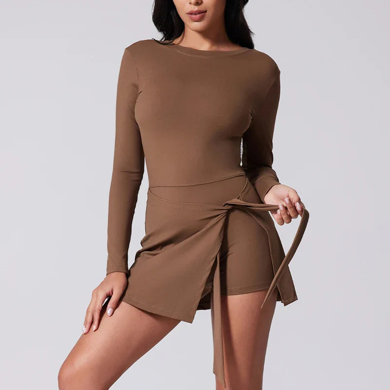 Langärmeliges Damen-Sportkleid mit integrierter Shorts