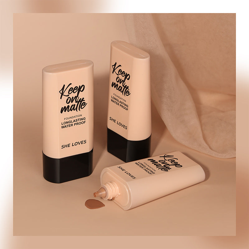 Lang anhaltende, wasserfeste Foundation mit mattem Finish und Öl-Kontrolle