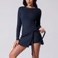 Langärmeliges Damen-Sportkleid mit integrierter Shorts